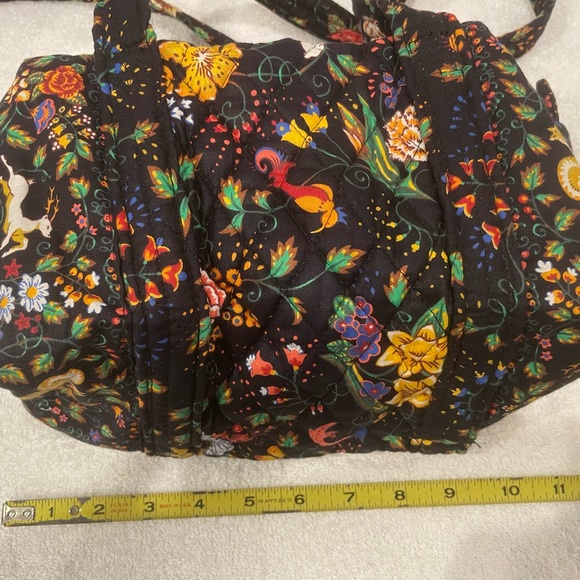 Woman’s Vera Bradley Designs 12 x 6 shoulder bag. Zipper close. - Picture 8 of 8